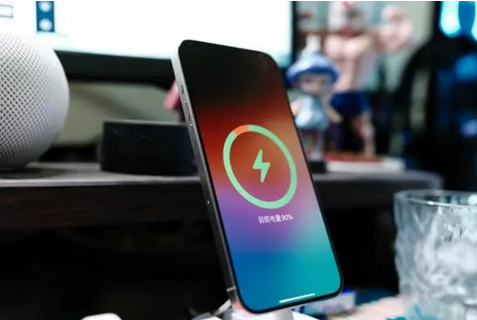 福海苹果15换屏服务分享用什么充电器给iPhone15充电更好 